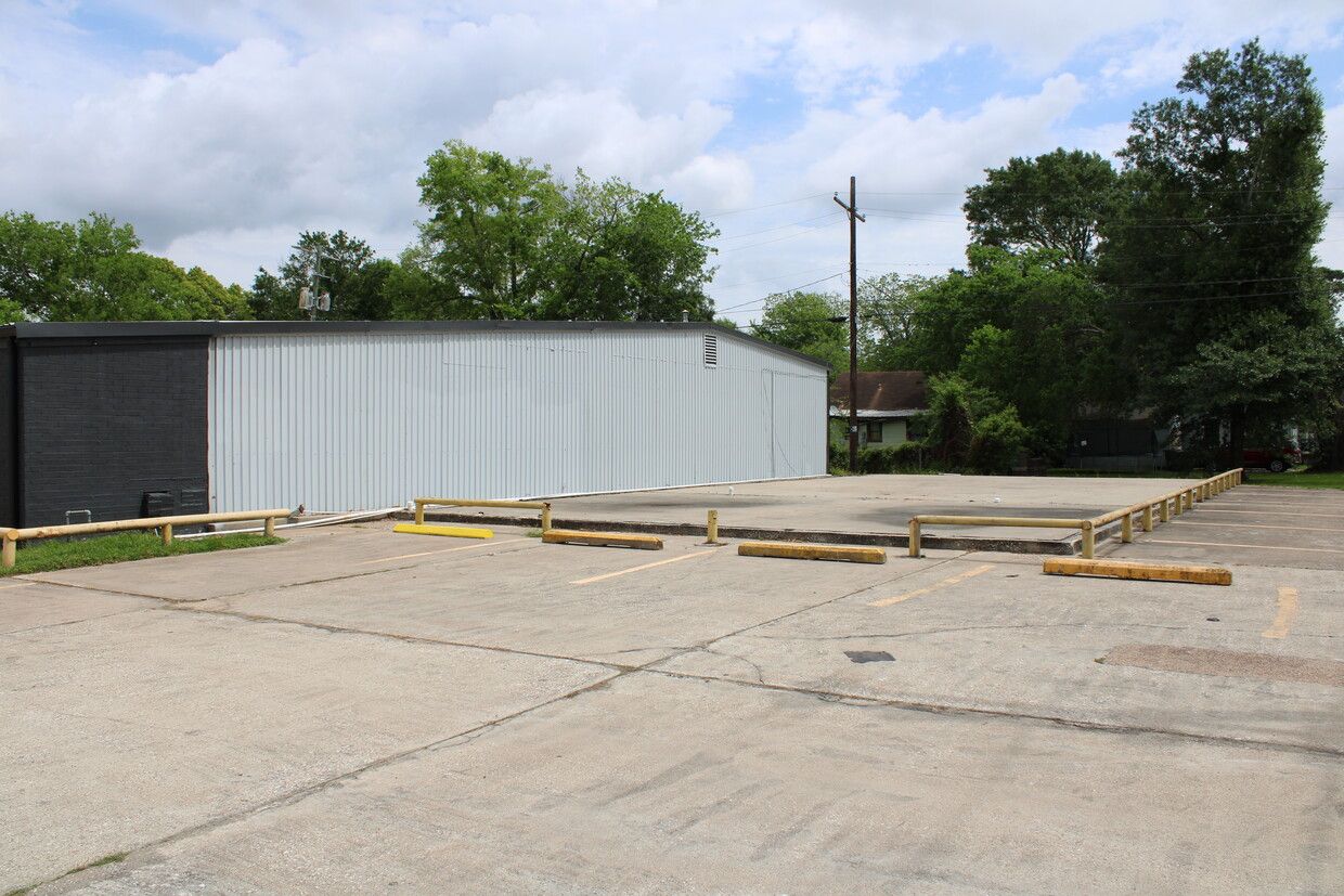 2455 S 4th St, Beaumont, TX 77701